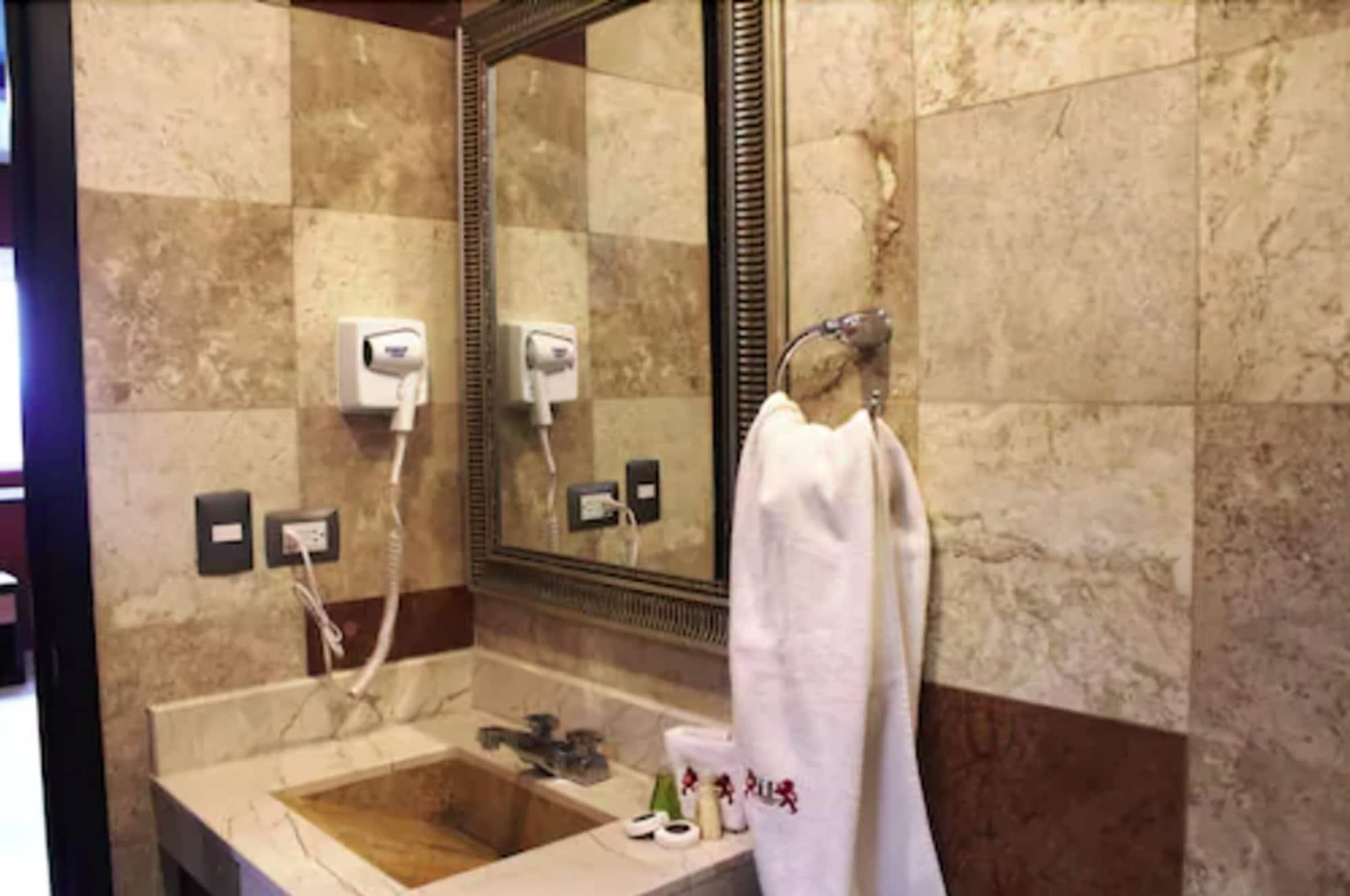 Hotel Leones ปวยบลา ภายนอก รูปภาพ