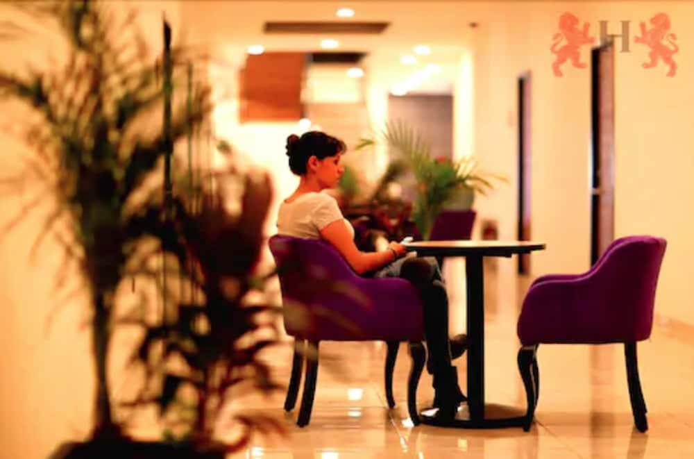 Hotel Leones ปวยบลา ภายนอก รูปภาพ
